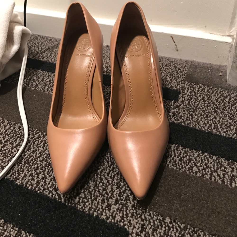 Tory burch pumps tan shoes size 5 !