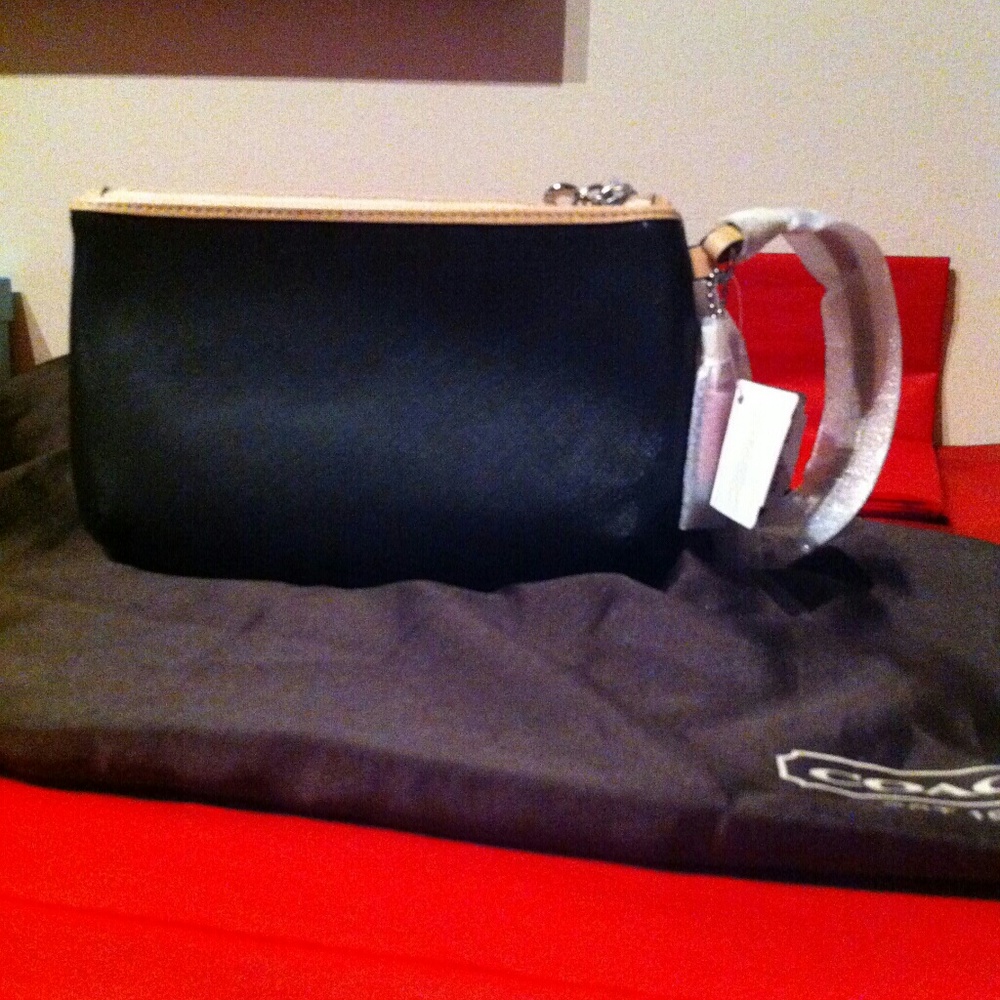 WRISTLET  by COACH...LAST DAY TO BUY BEFORE Bye !! - Picture 3 of 8