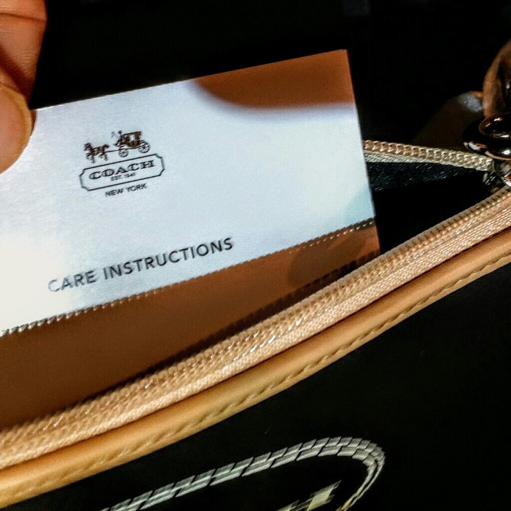 WRISTLET  by COACH...LAST DAY TO BUY BEFORE Bye !! - Picture 4 of 8
