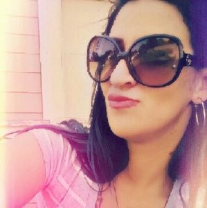 Meet your Posher, Denise