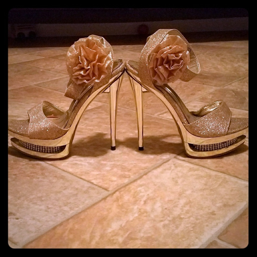 Gorgeous gold rose heeled sandal