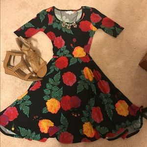 ❤Beautiful Floral Lularoe Nicole Size Medium❤