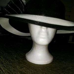 Classic style xpensive hat in excellent condition.