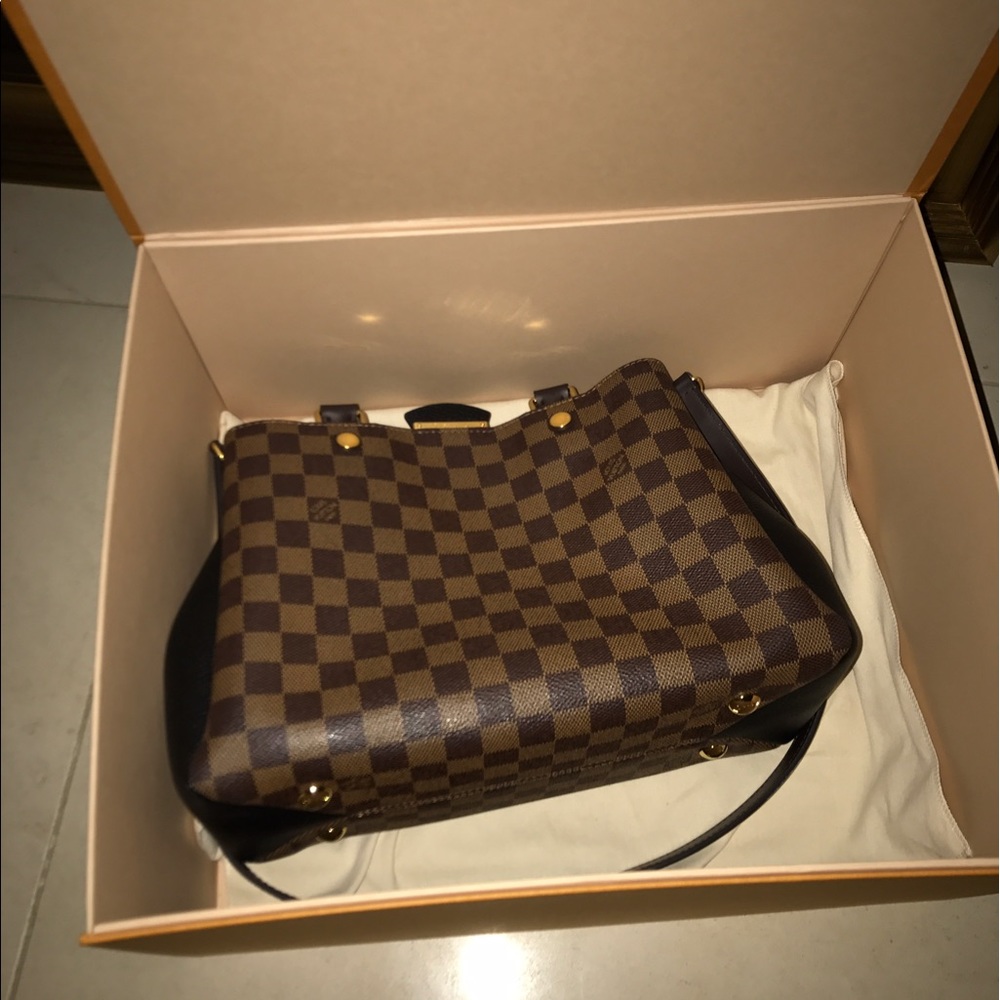 Selling my Louis Vuitton handbag - Picture 2 of 3