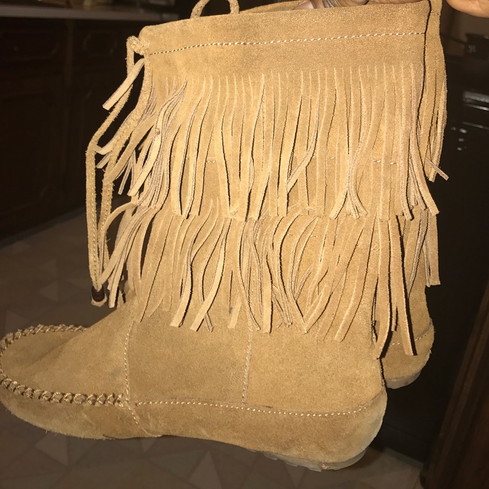 Minnetonka two roll fringes ankle boots