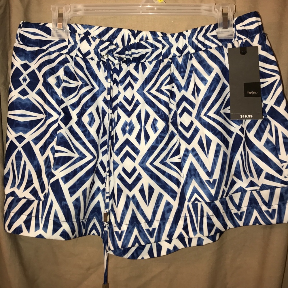 Cute drawstring satin like patterned shorts 💙💙