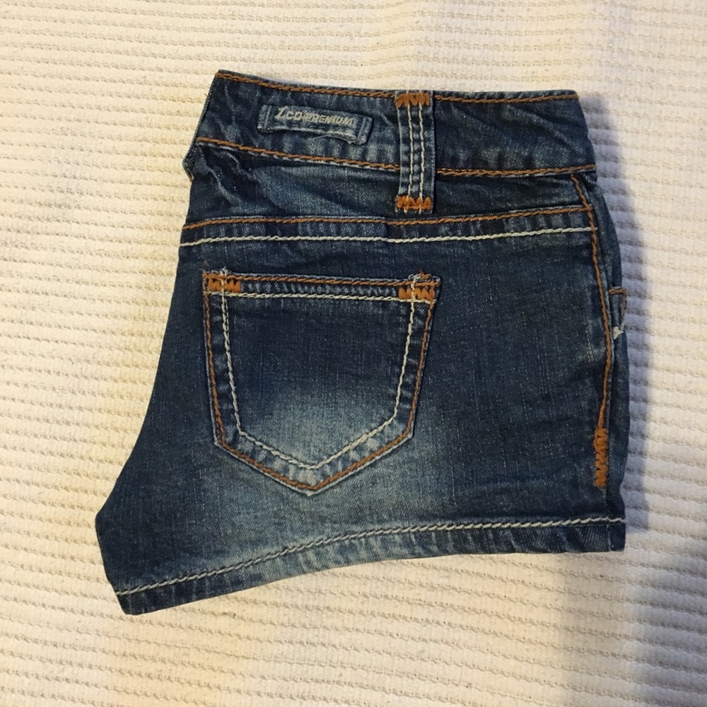 Short shorts - Picture 2 of 3