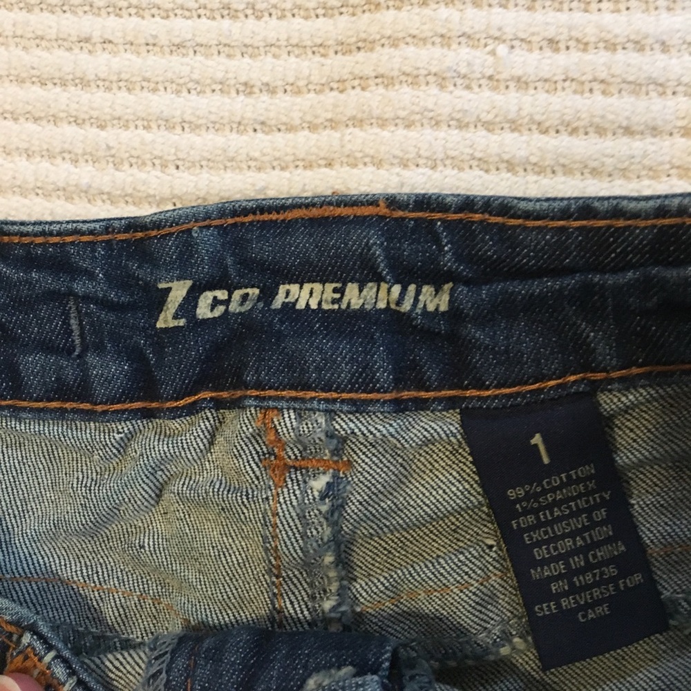 Short shorts - Picture 3 of 3