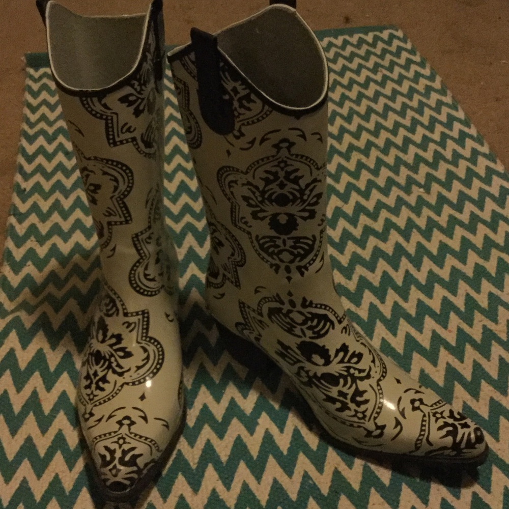 Heeled rain boots