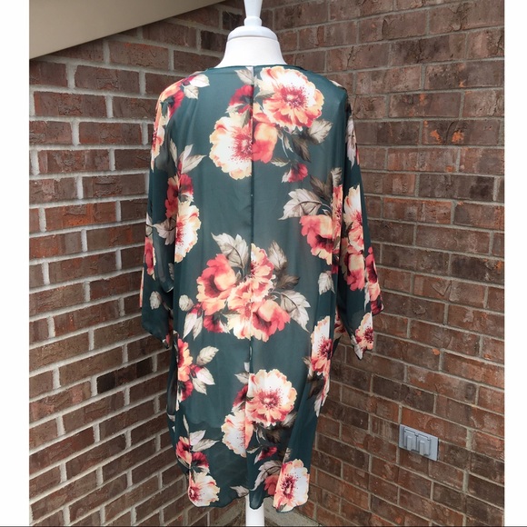 ❗️LAST ONE❗️Plus Size Floral Kimono - Picture 4 of 7