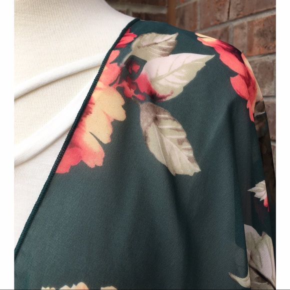 ❗️LAST ONE❗️Plus Size Floral Kimono - Picture 5 of 7