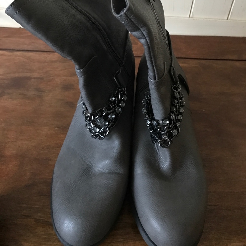 Gray Simply Vera ankle boots