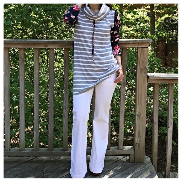 ✨LAST ONE ✨Cowl neck floral back striped tunic - Picture 2 of 6