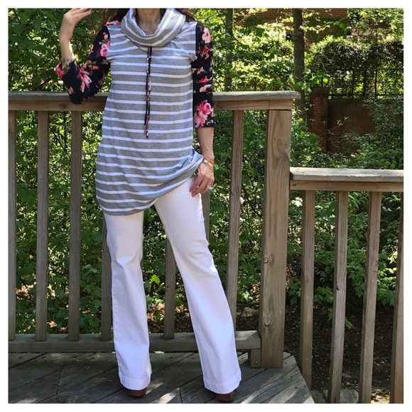 ✨LAST ONE ✨Cowl neck floral back striped tunic - Picture 3 of 6