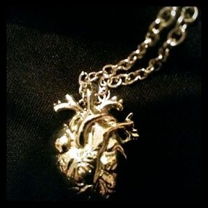 BAOI! NWOT Realistic  silver heart necklace!