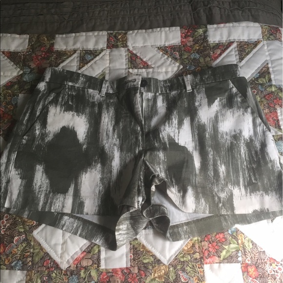 Banana Republic green pattern shorts - Picture 1 of 2