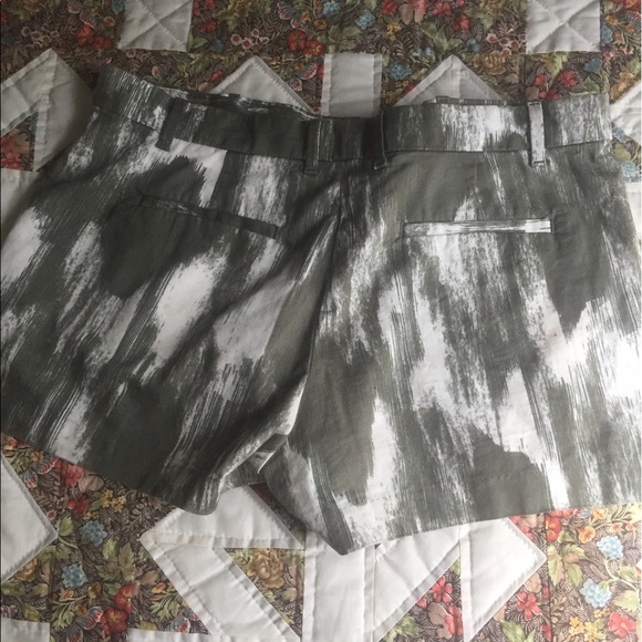 Banana Republic green pattern shorts - Picture 2 of 2