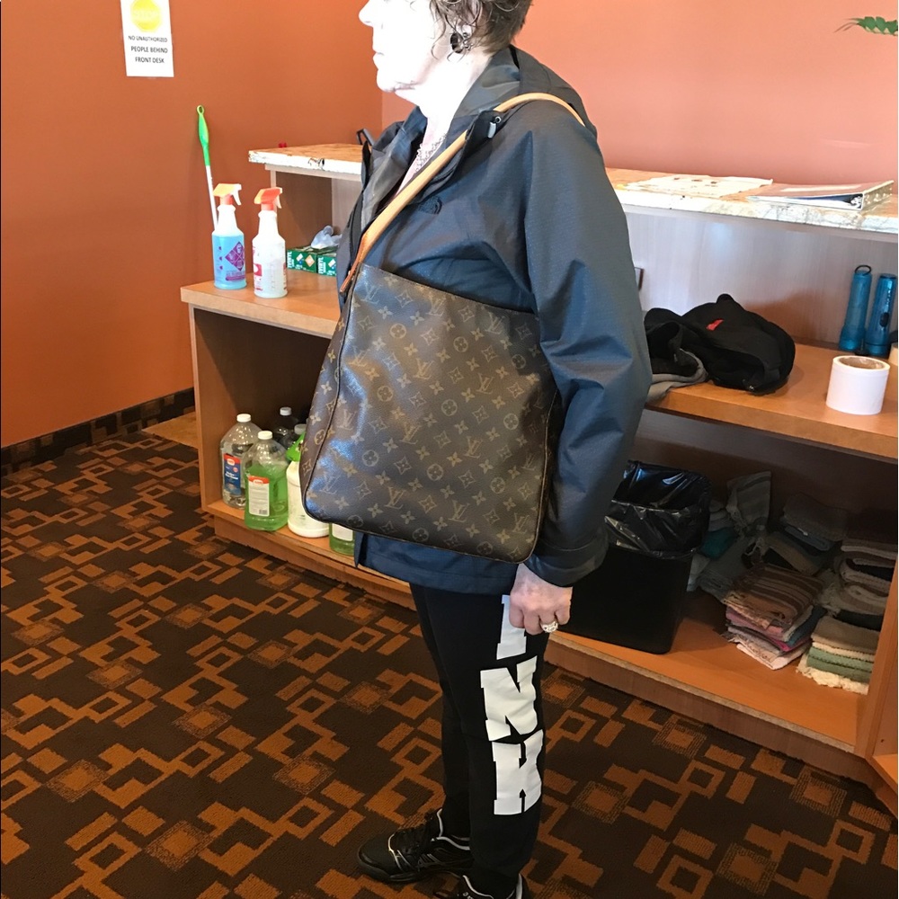 More pics of LV PURSE