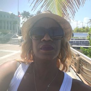 Meet your Posher, Dina