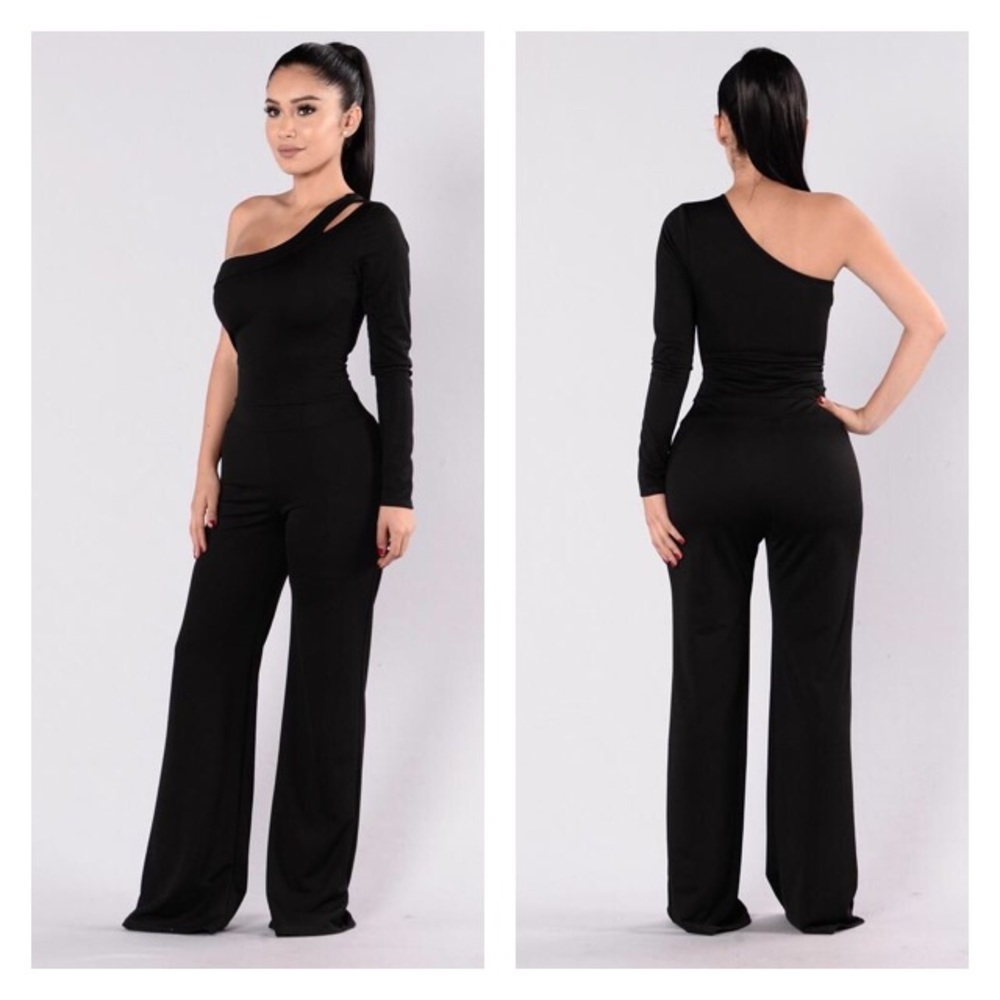 🎀FASHION NOVA Black jumpsuit one sleeve size 2x🎀