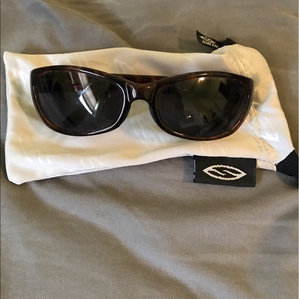 Woman's never worn smith sunglasses