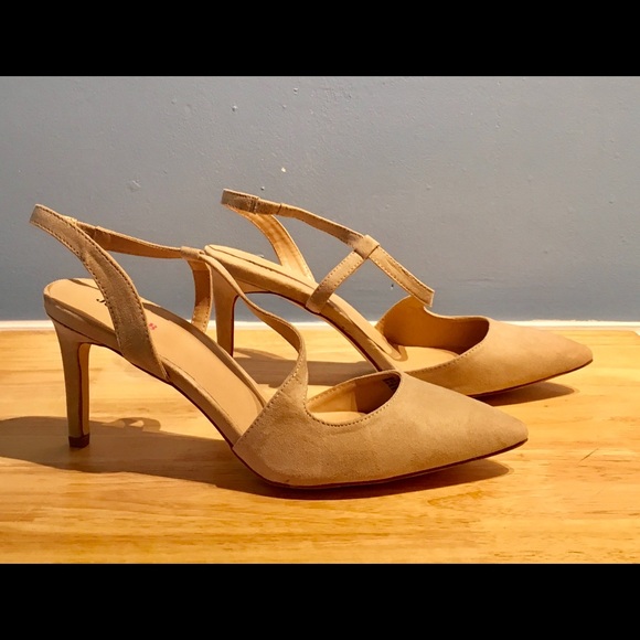 Fabulous Faux Suede Heels!! NWOT! Cool Cream🌺💐🌻 - Picture 2 of 6
