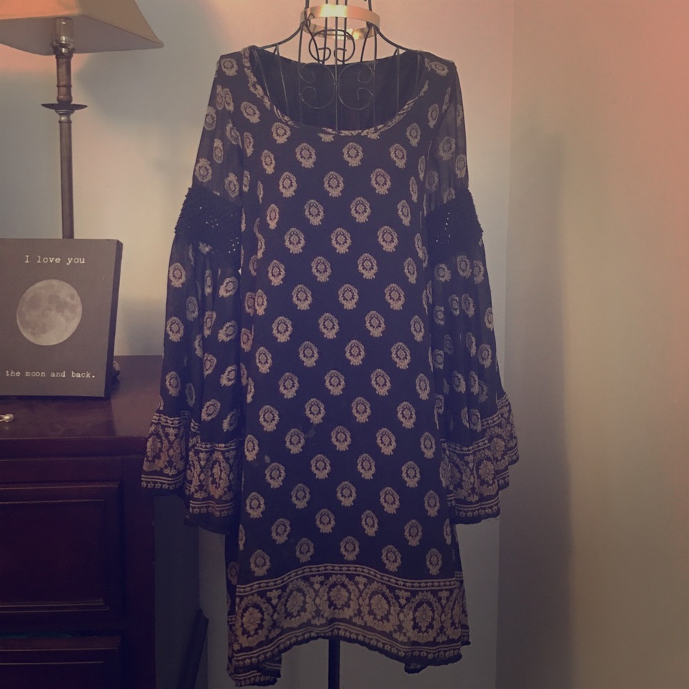 Black & taupe bell sleeve boho dress
