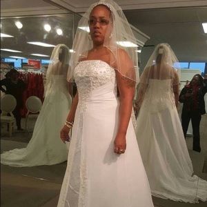 Beautiful brand-new wedding dress