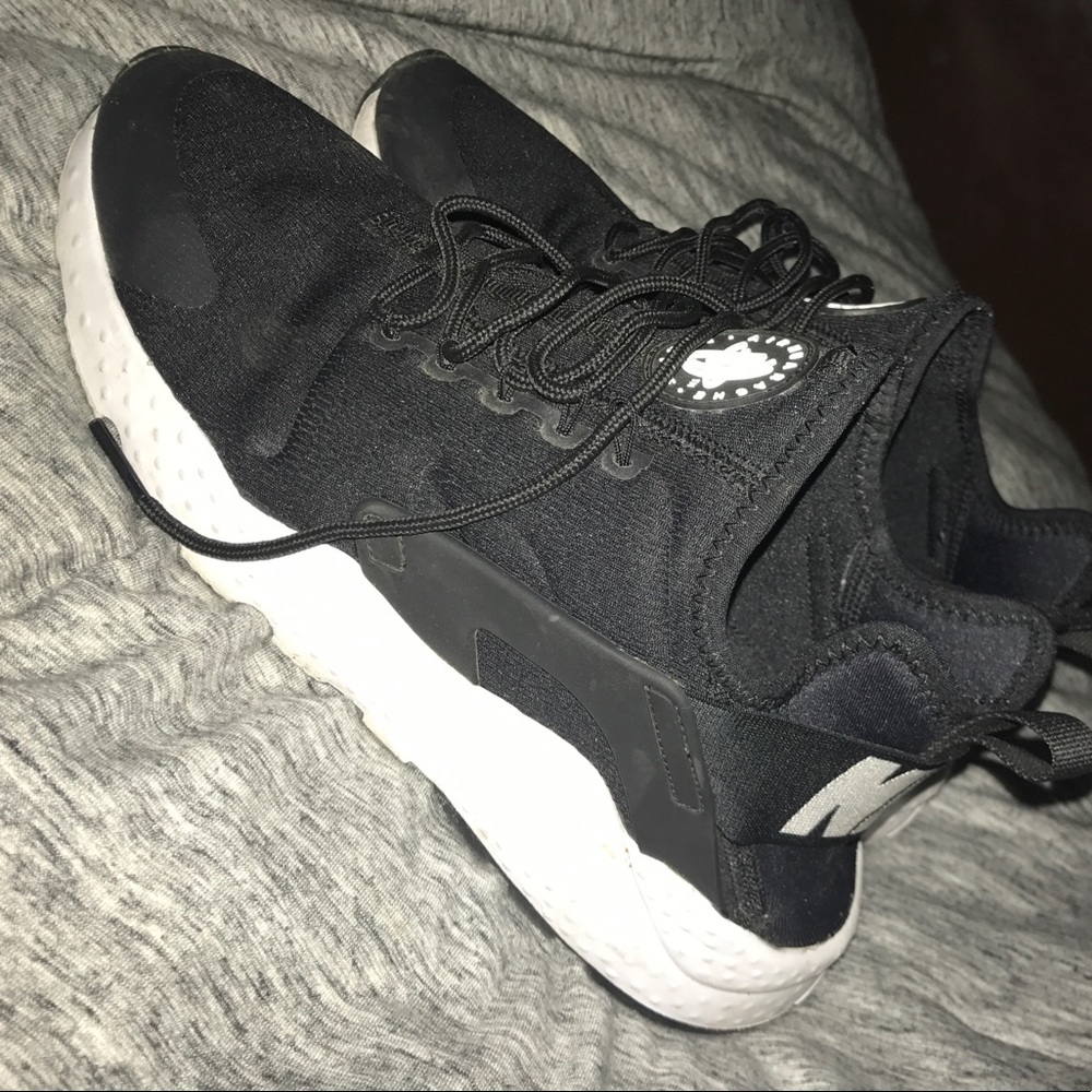 Women's black and white nike huaraches