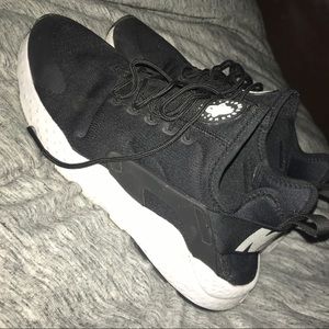 Women's black and white nike huaraches