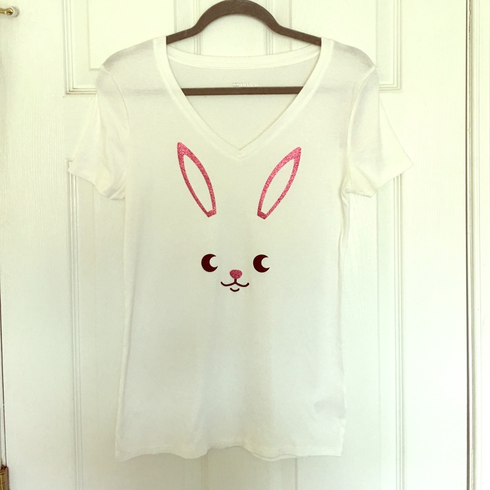 T-shirt with glitter bunny.