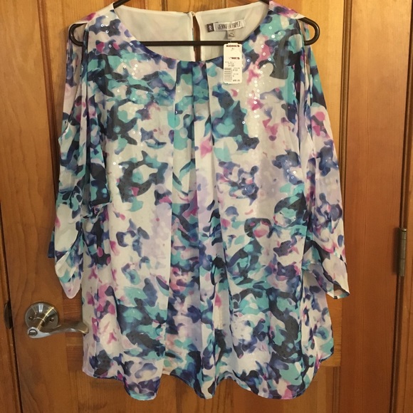 Jennifer Lopez Tops - Jennifer Lopez floral blouse!