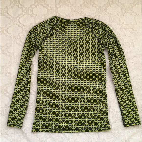 💯🆕Under Armour Fitted Workout Top - Picture 5 of 5