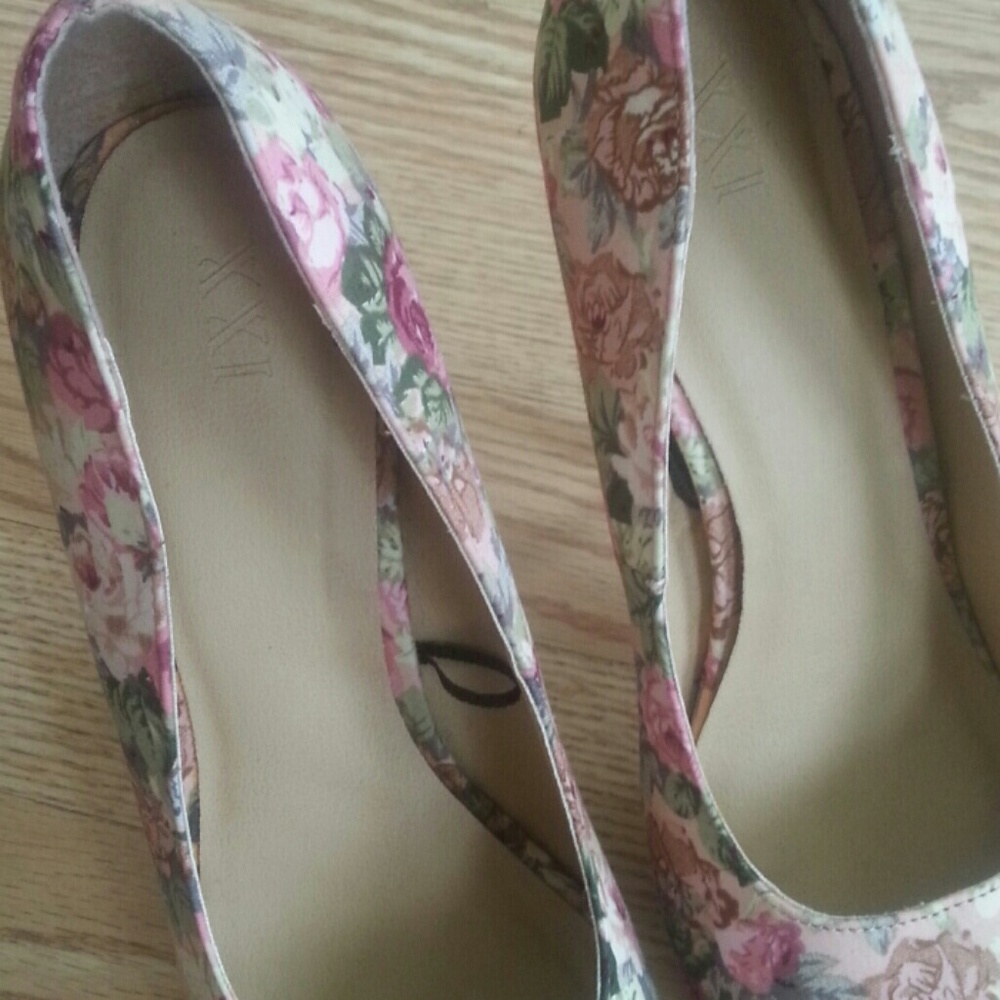 Cute Floral Platforms - Picture 5 of 7