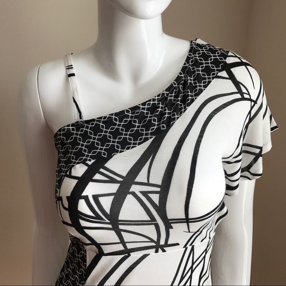 💰SOLD💰Black and White One Shoulder Top - Picture 2 of 4