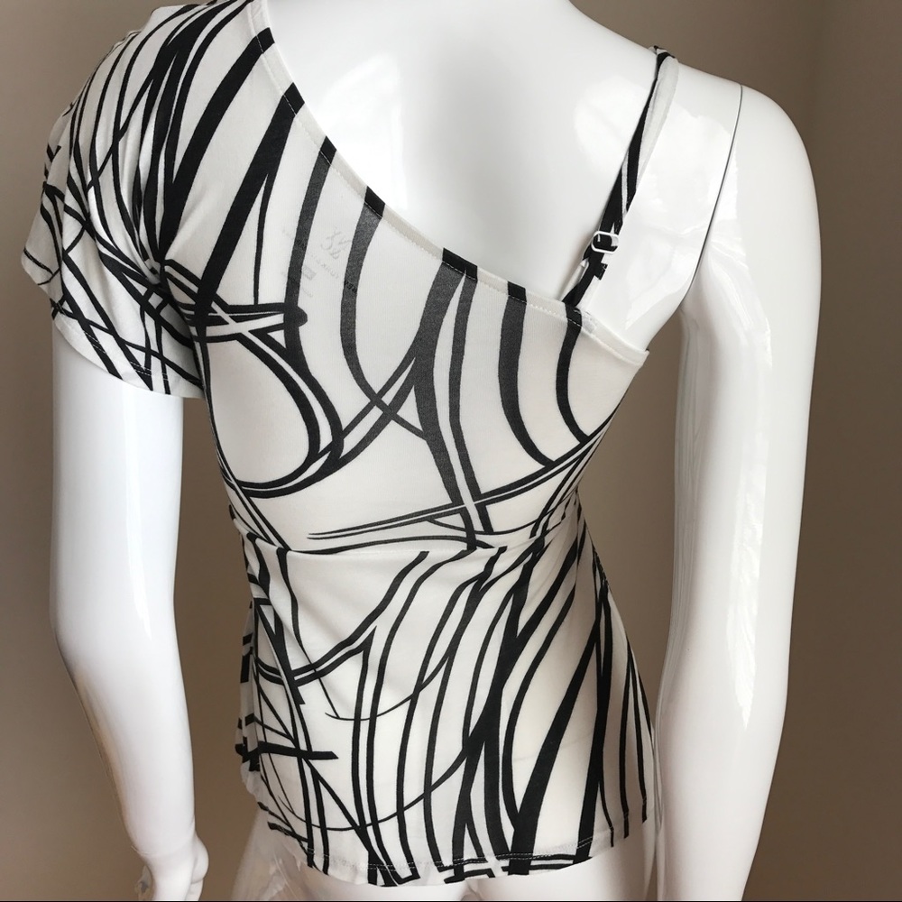 💰SOLD💰Black and White One Shoulder Top - Picture 3 of 4