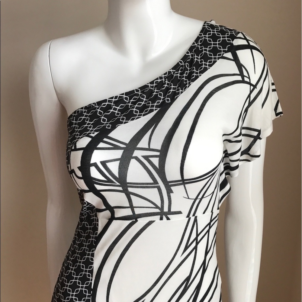 💰SOLD💰Black and White One Shoulder Top - Picture 4 of 4