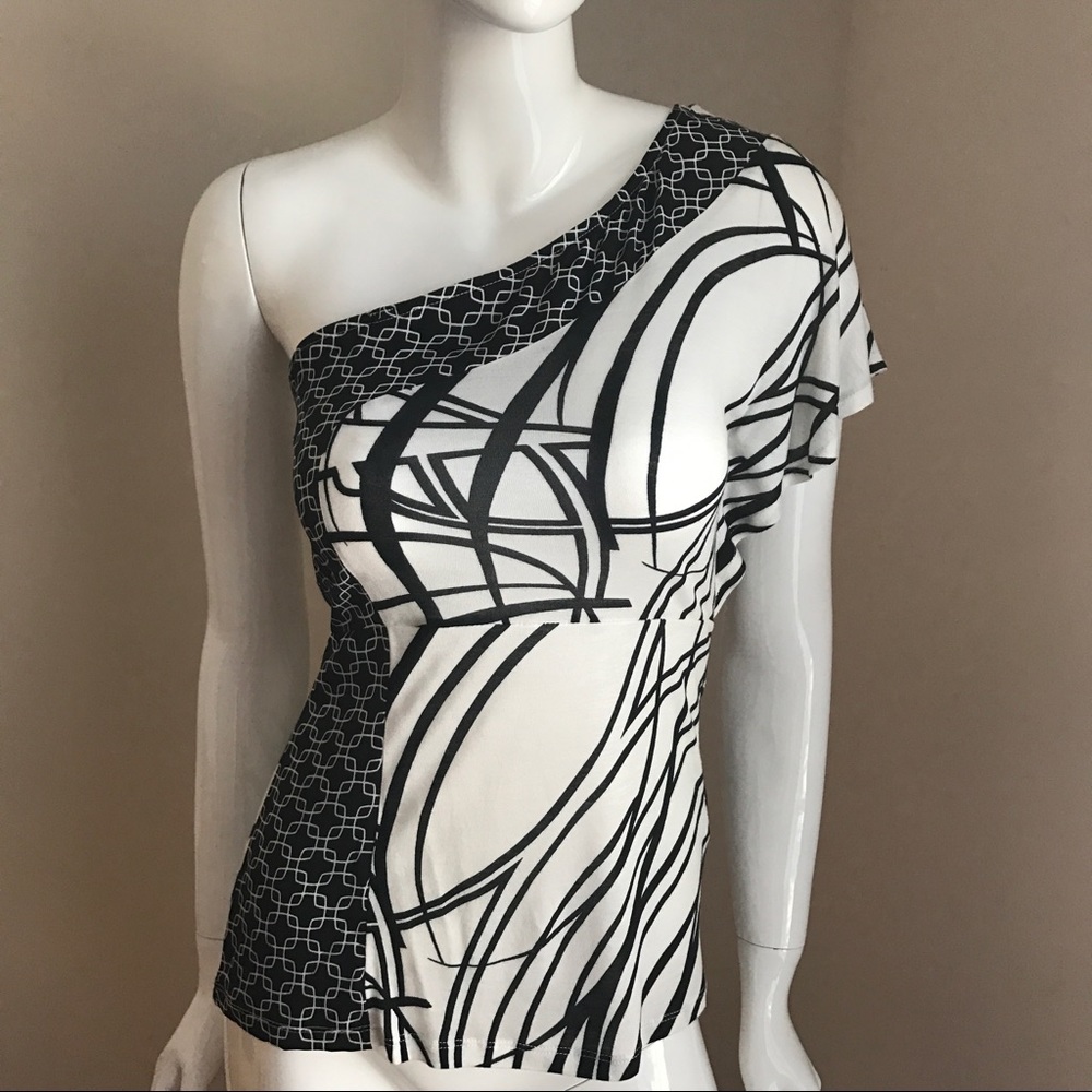 💰SOLD💰Black and White One Shoulder Top - Picture 1 of 4