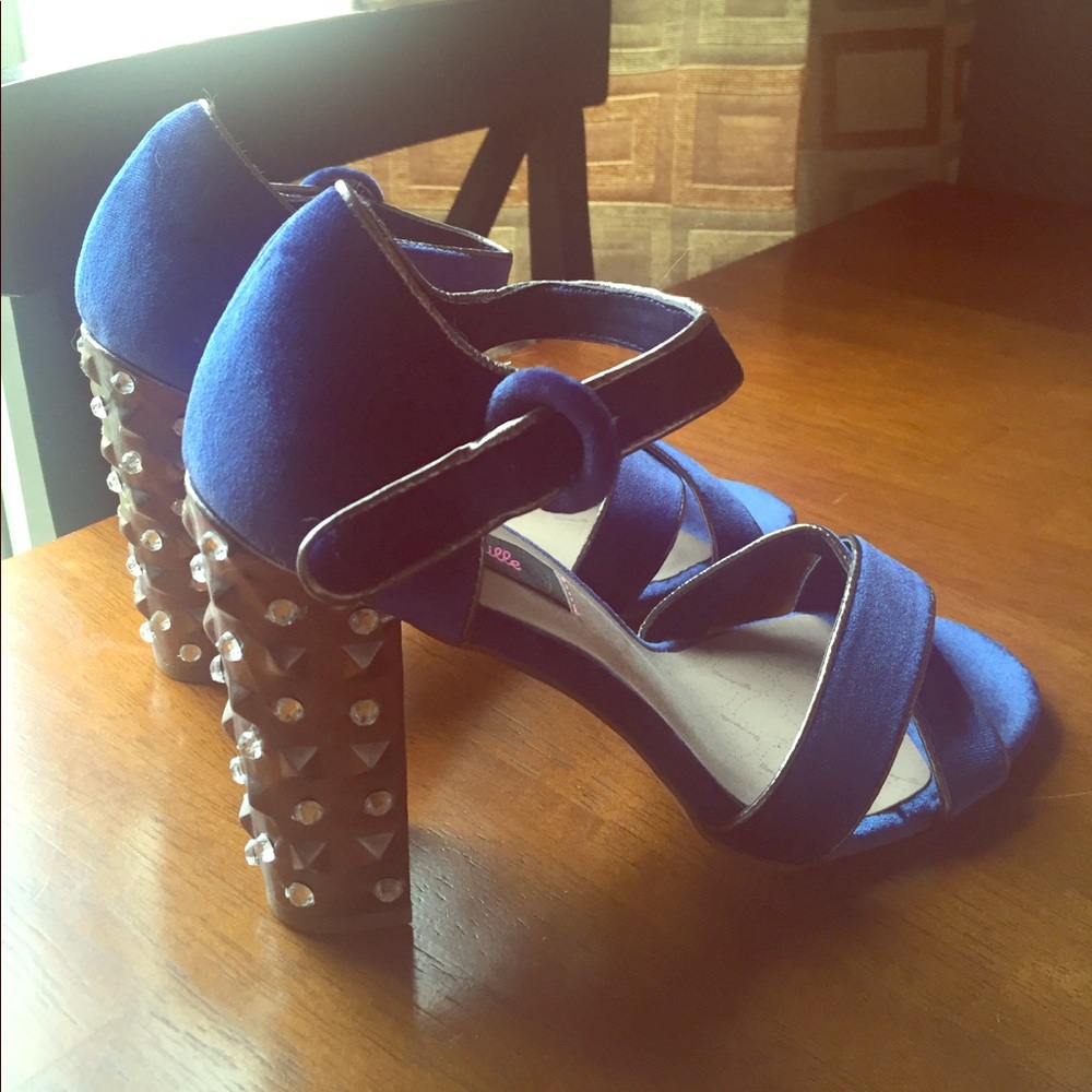Gorgeous blue velvet heels!