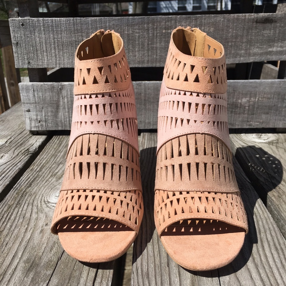 Qupid Sz 10 Blush Suede Perforated Bootie! NEW! - Picture 3 of 11