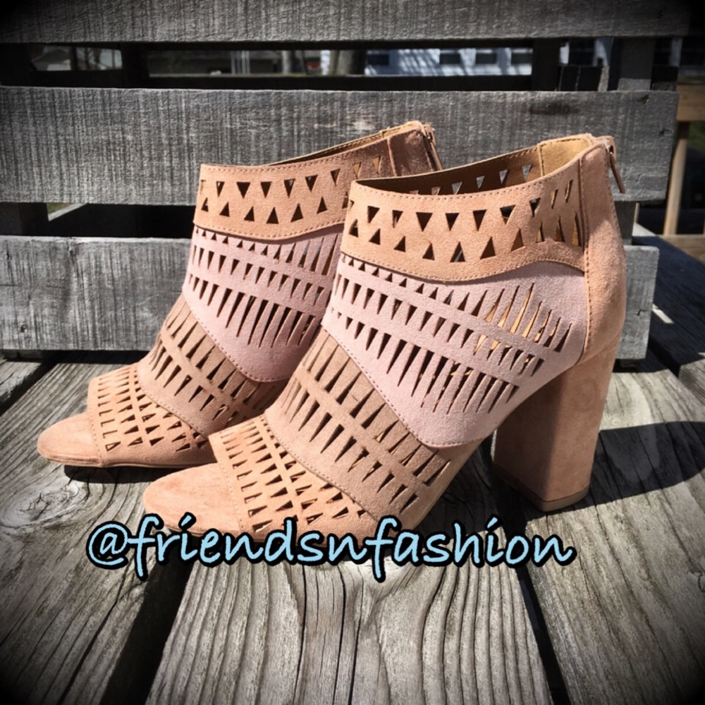 Qupid Sz 10 Blush Suede Perforated Bootie! NEW! - Picture 2 of 11