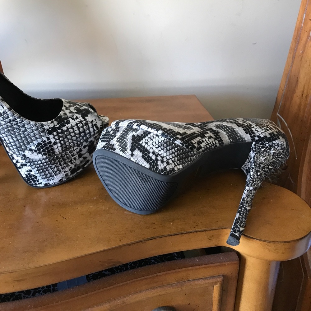 Black and white studded heels - Picture 2 of 3