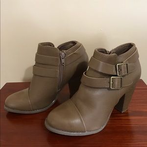 LC Lauren Conrad Leather Zip Bootie Size 6