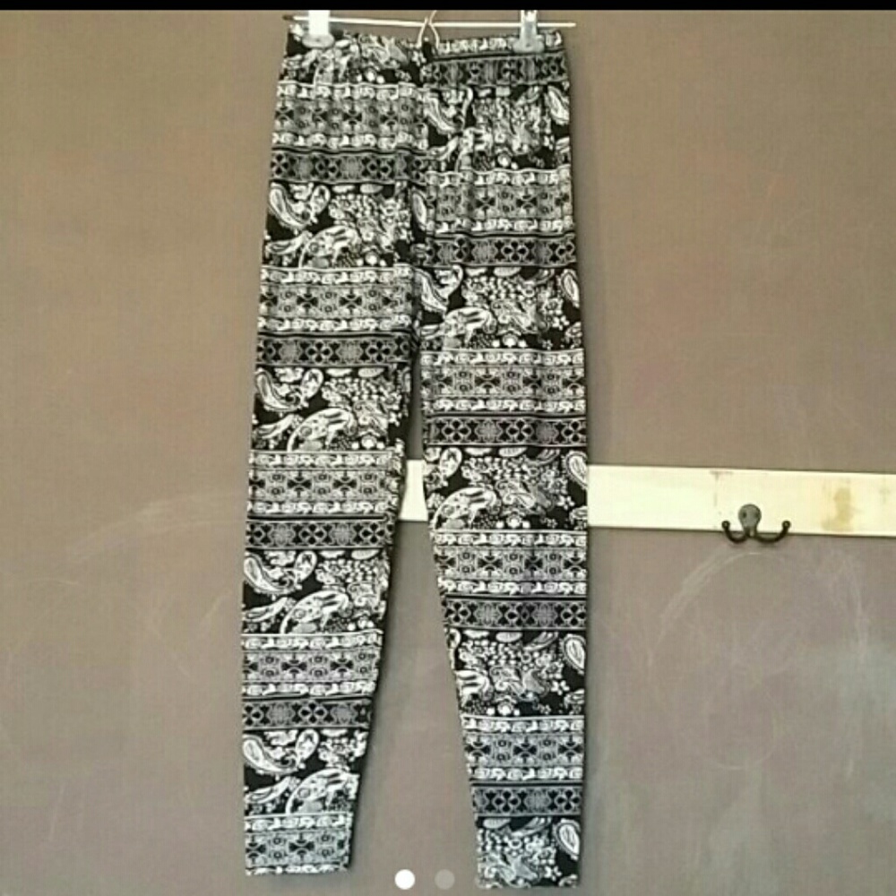 Black and White Paisley Leggings