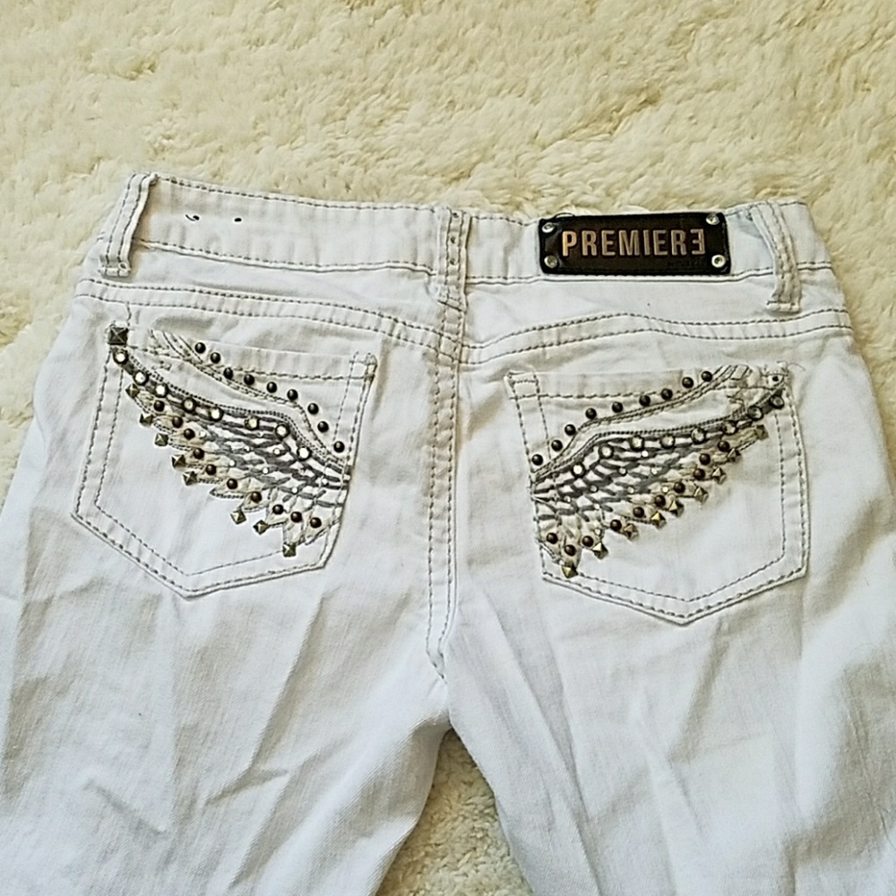 White distressed jeans