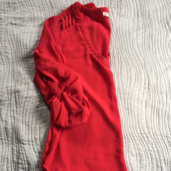 Red shoulder cut out top - Picture 3 of 3