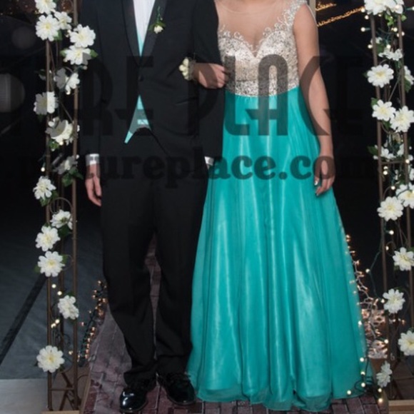 Prom dress - Picture 1 of 3