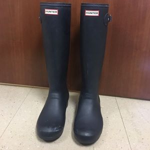 Women's size 8 matte navy Hunter Boots