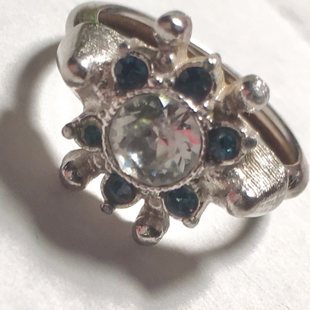 💐VERY PRETTY AND DAINTY AVON RING - Picture 2 of 4