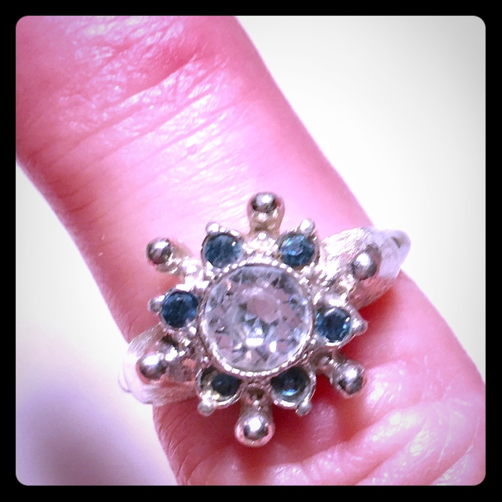 💐VERY PRETTY AND DAINTY AVON RING